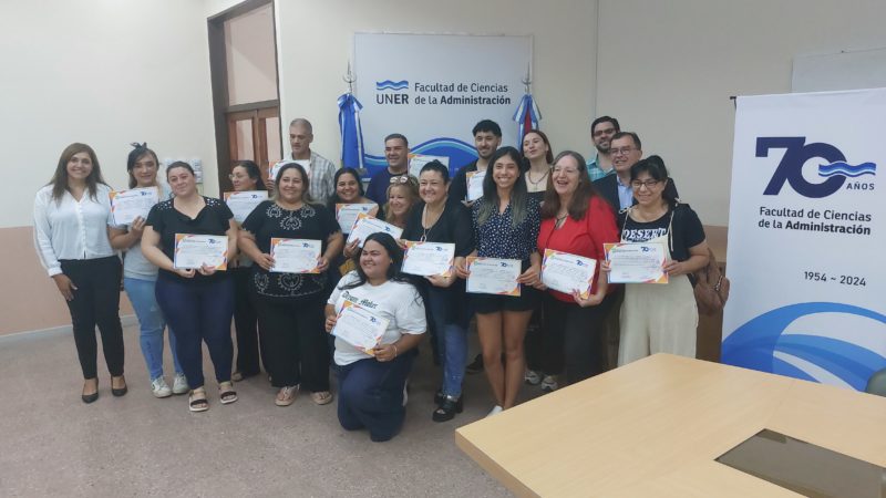 Entrega de Certificados: Curso de Gestión de Redes Sociales para Emprendedores