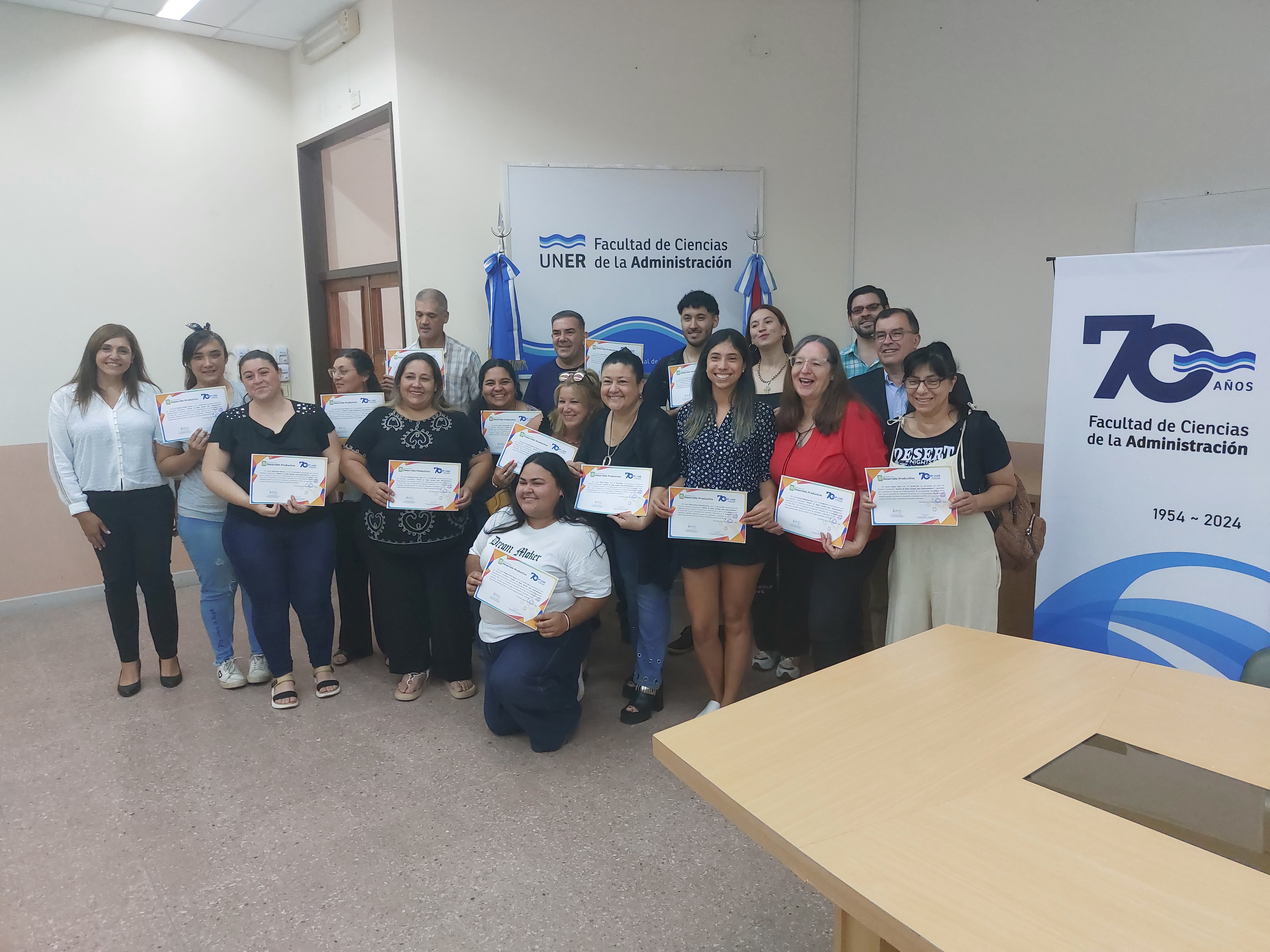 Entrega de Certificados: Curso de Gestión de Redes Sociales para Emprendedores